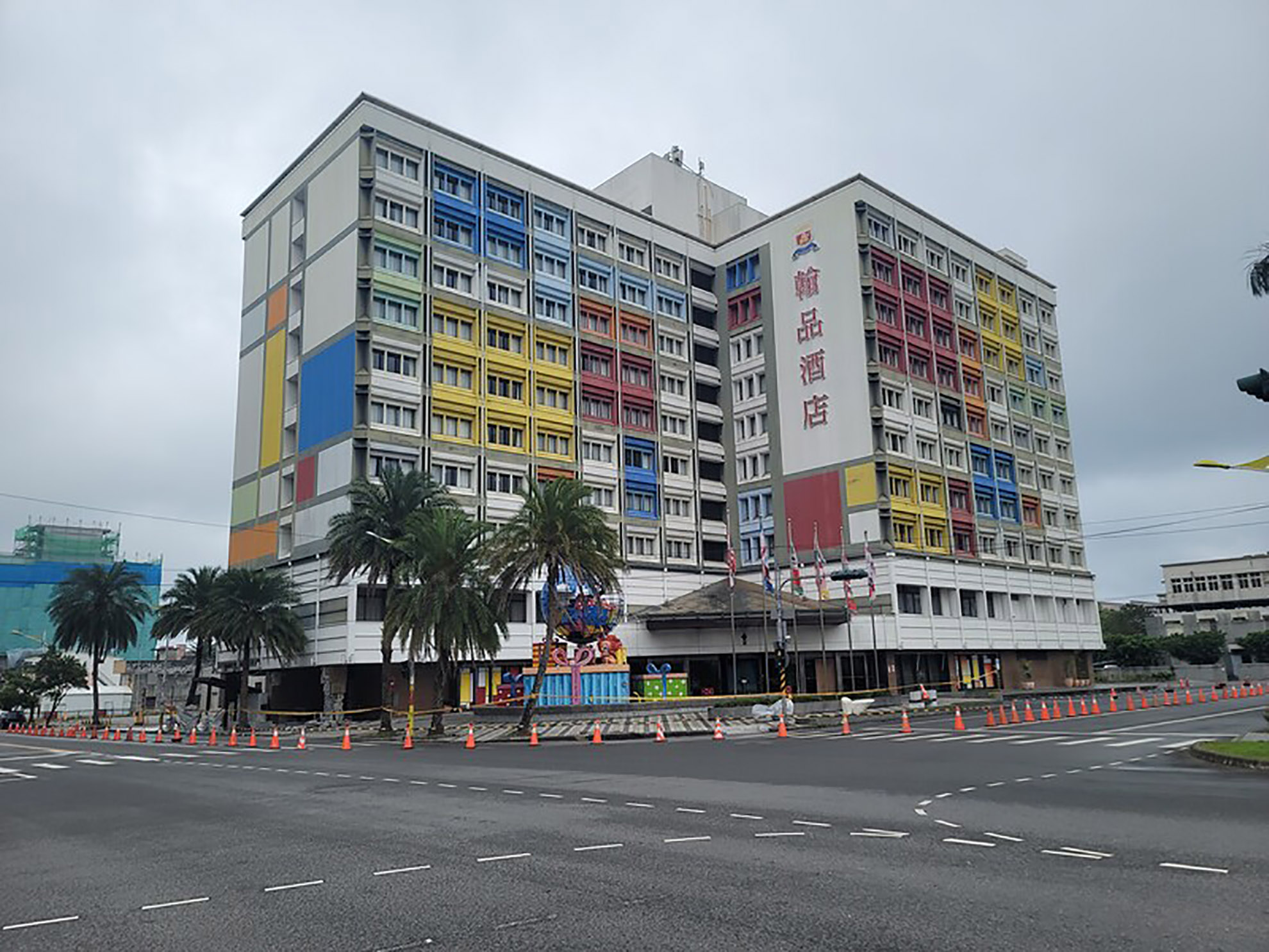 L'hôtel Chateau de Chine (Hàn pin) est toujours debout mais, fortement endommagé, il a été fermé